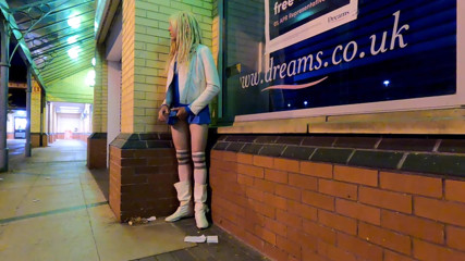 The Midnight Minx: Travesti intermitente fuera de la tienda