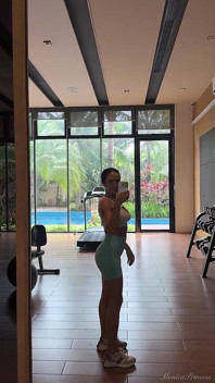 Entrenamiento sexy, saltando sobre una pelota, mostrando tetas en un gimnasio público