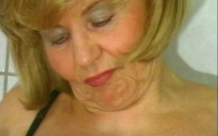 Vintage Lust: Сексуальная шлюха занимается оральным сексом с соседом No4