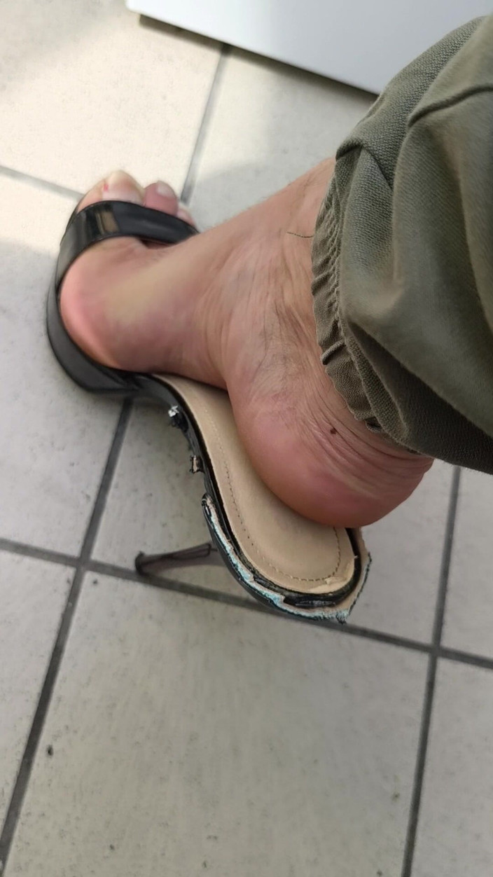 Mutsakin: Tacchi e piedi molto sexy