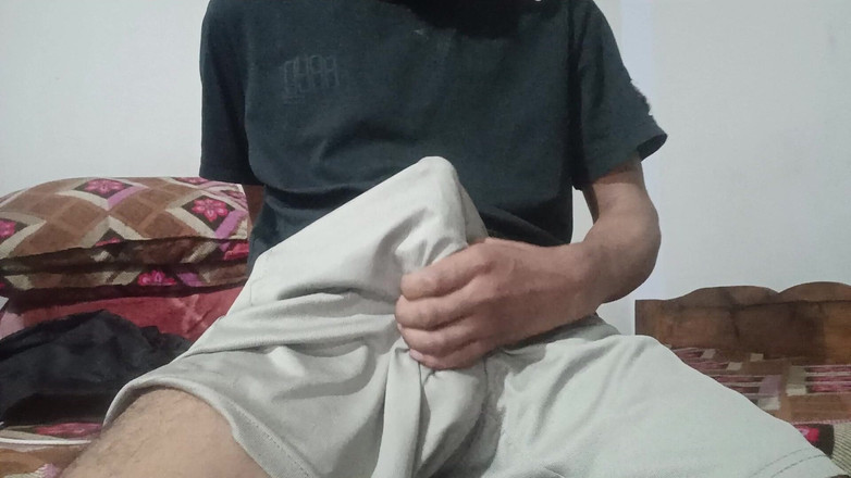 Handsomebulge12: Very Horny Guy Jerking off