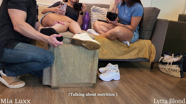 Queen Lytta ballbusting and cum lick: Lytta e Mia - il fratellastro bratty si gossip sui ragazzi...