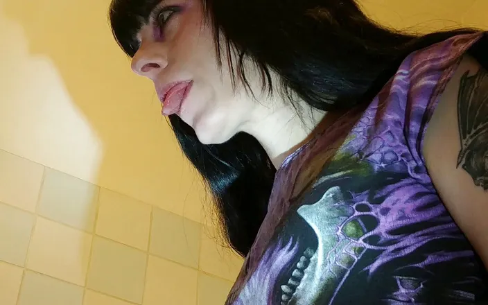 Beth Kinky: Toothbrushing after a goodmorning blowjob