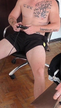 Der freche große Arsch ließ mich keine Videospiele spielen, also steckte ich ihn in ihren Arsch in den Pelz