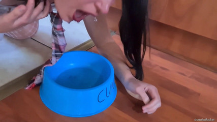 domslutfucker: Шлюшку с косичками прохаживает с поводком и писсирует