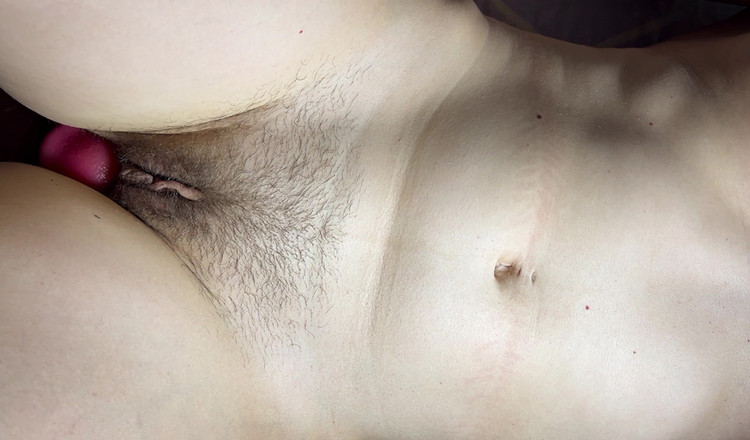 LolaLola: Närbild knullar av en styvmamma-milf med en hårig fitta och...