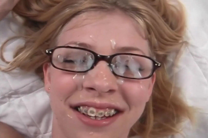 American Idol X: Une petite blonde à la chatte poilue se fait baiser