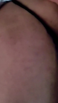 Yalnız azgın travesti büyük zenci yarağı dildo alıyor