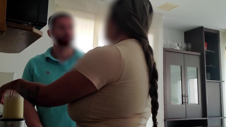 Time traveler: Esmeralda laisse son patron lui sucer les seins