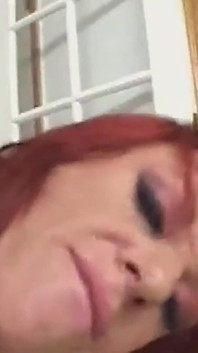 Nerd ruiva explora prazer de lingerie na biblioteca com vaqueira anal escalando