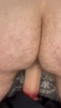 Cspot călărește un vibrator de 22 de cm până la un orgasm real puternic