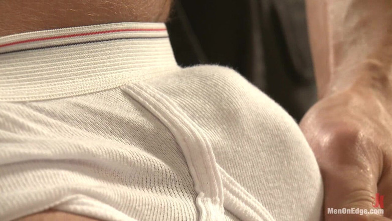 Men on Edge: Heet lichaamsmodel is nieuwsgierig naar randen en bondage