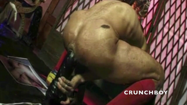 Crunch Boy: หนุ่มขนดกโดนเย็ดด้วยดิลโด้ XXL ในห้องลับ - หลังกองถ่าย