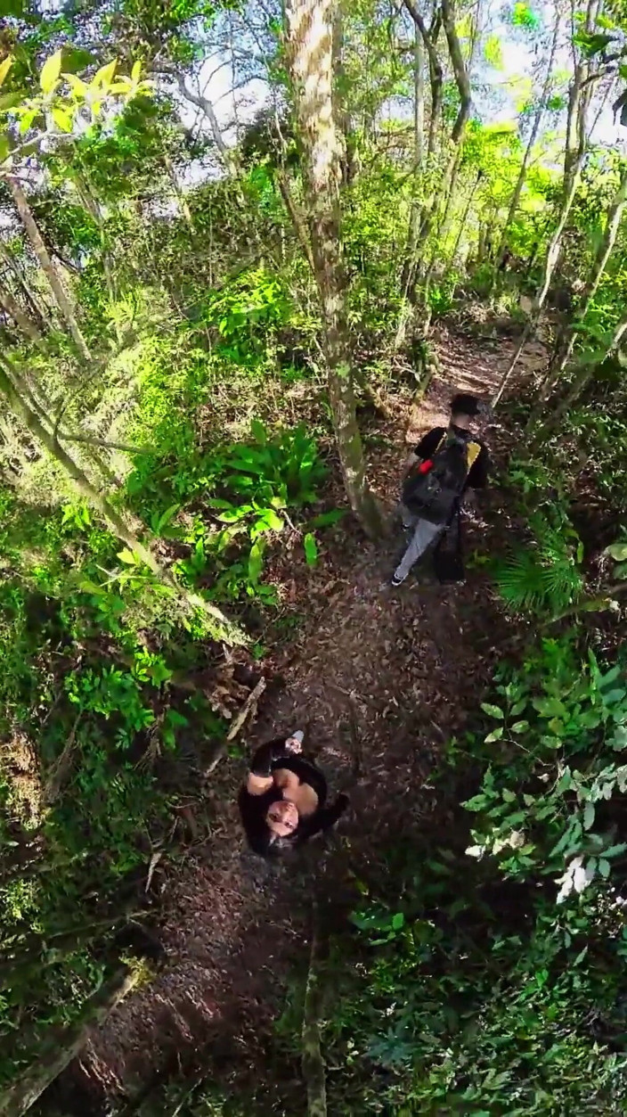 barbanegrazponto1onepov: เย็ดกับนักท่องเที่ยวหญิงบนทางเดินป่า