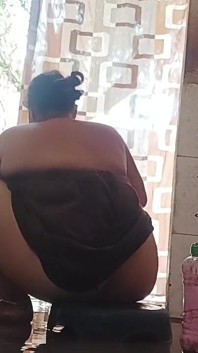 XXX Video of Naked Bhabhi Bathing