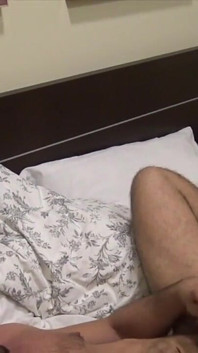 セクシーな成熟した少年がベッドで生でセックスされる