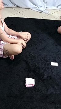 继女同意打牌，最后和她的继父发生性关系