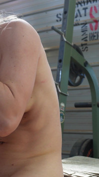 Sexy fitness-model fickt ihren trainer im fitnessstudio