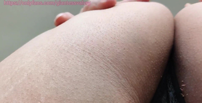 Giantessvalery: Dieser kleine wollte meinen arsch verehren ... Ich erfasse ihm seinen...