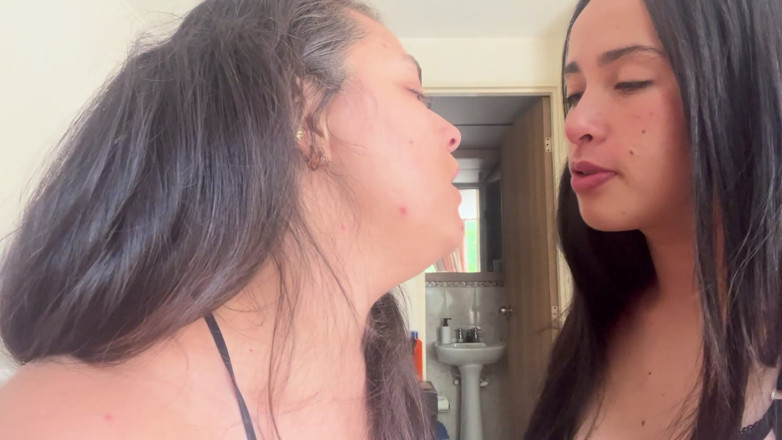 zoemelissa: จูบลิ้น Asmr เสียงจูบที่เข้มข้น