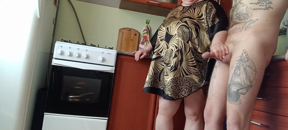 Zona901: milf jerks off my cock before lunch