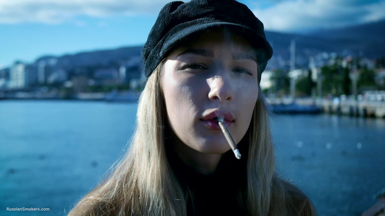 Russian Smokers: Palenie na zewnątrz z Beaty Russian Girl 1
