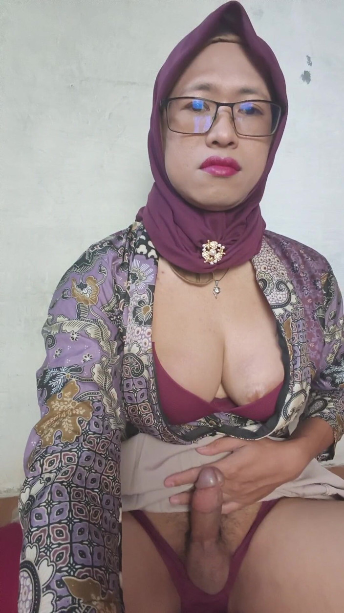 Mitha Zhe: Stora bröst Hijab Shemale Mitha dildoing hennes rövhål