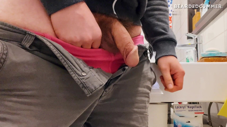 Beardedcummer: Dude pissing in his hand