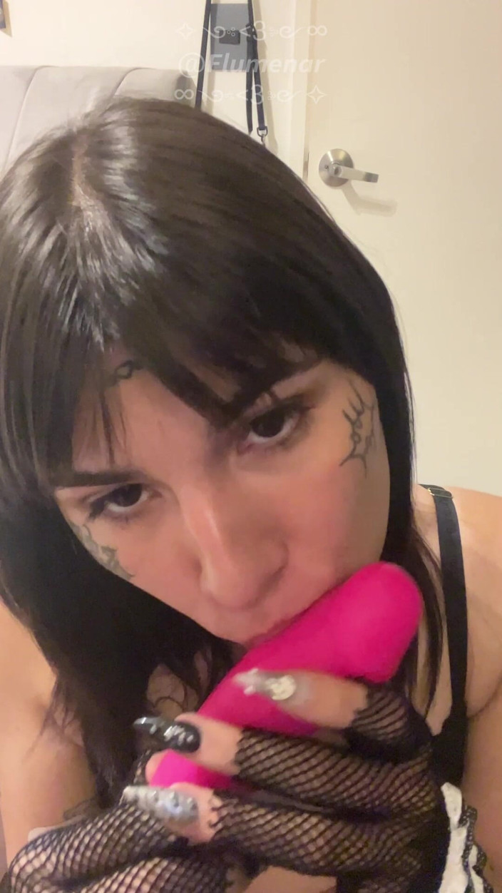 Flumenar: Růžové dildo sexy tetování trans holky