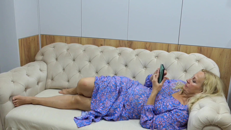 Selena701: Piękna blond dojrzała żona cieszy się seksem w sukience