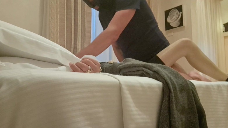 LauraOnHeels: MILF Legata Al Letto Con Autoreggenti E Tacchi Scopata Forte
