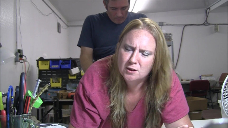 Vibra King Video: Jennifer wird bei der arbeit über einen tisch geritten