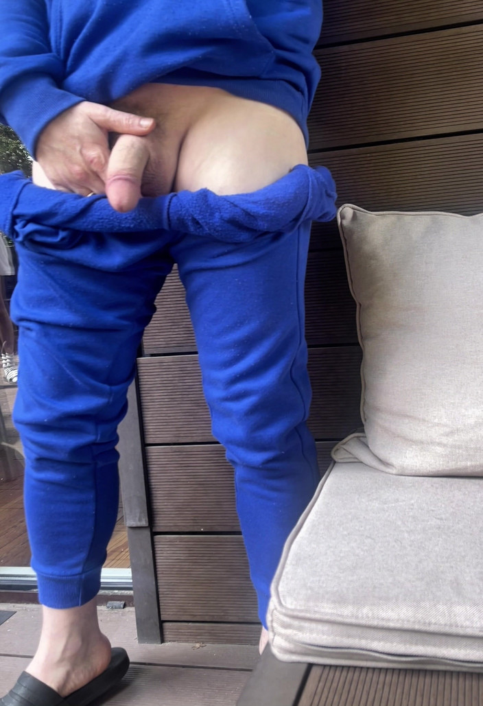AmateurBoysPissing: Amador Mijando Em Um Copo Na Frente De Sua Colega...