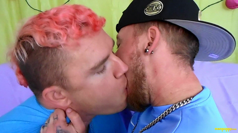 Man Puppy: Caldo gay baci con Jc &amp; Leo