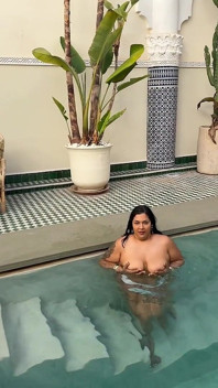 Gordas Se Masturbando Na Piscina Espirrando Água Com Bunda Enorme Molhada Gorda Bunda Batendo Palmas Ao Ar Livre