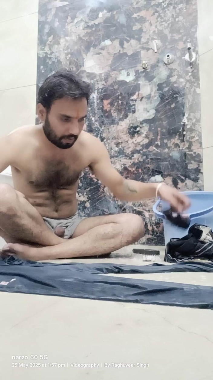 Rajasthani-old-lover: Indiano homem goza no chuveiro e em casa