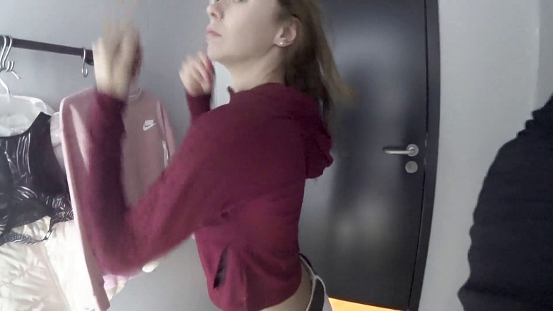 Mia Bandini: Sesso anale nel camerino