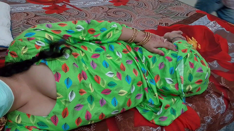 QueenbeautyQB: 継母は怒り、継息子が知った - インドの継母と継継息子がシングルベッドを共有している