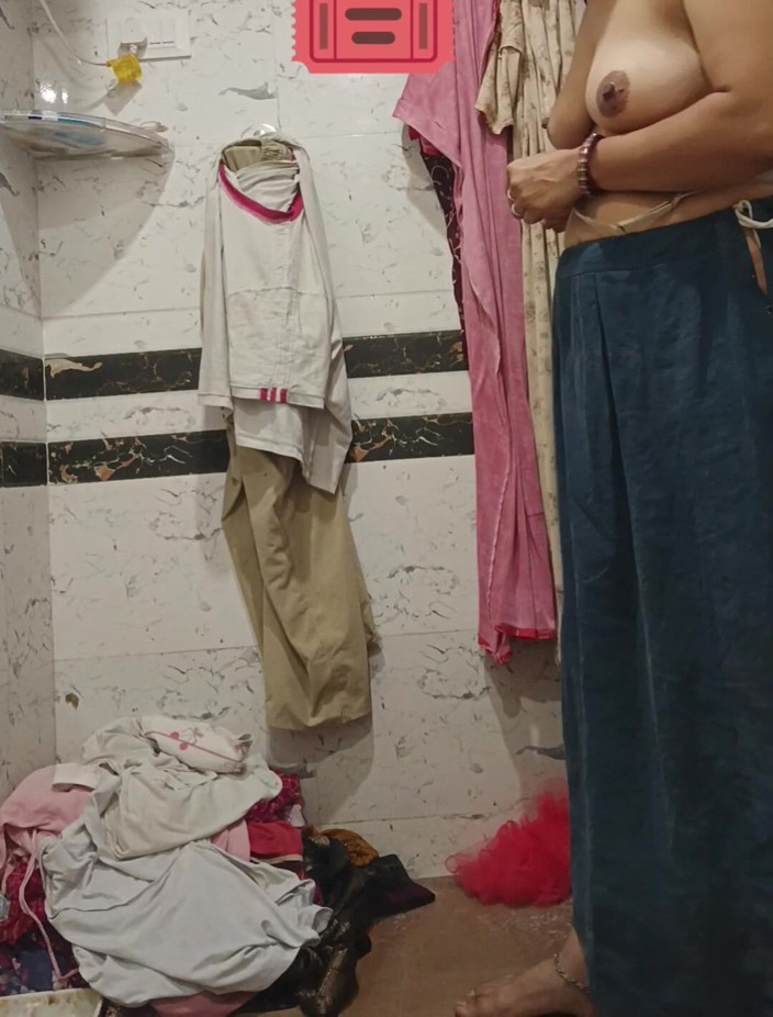 Priyahot77: Priya Bhabi Washroom Clean Video