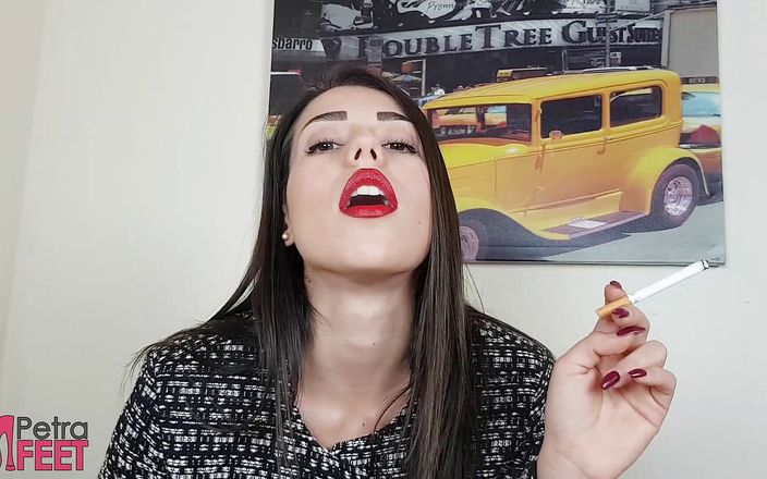Smokin Fetish: 意大利美女喜欢吸烟雪茄