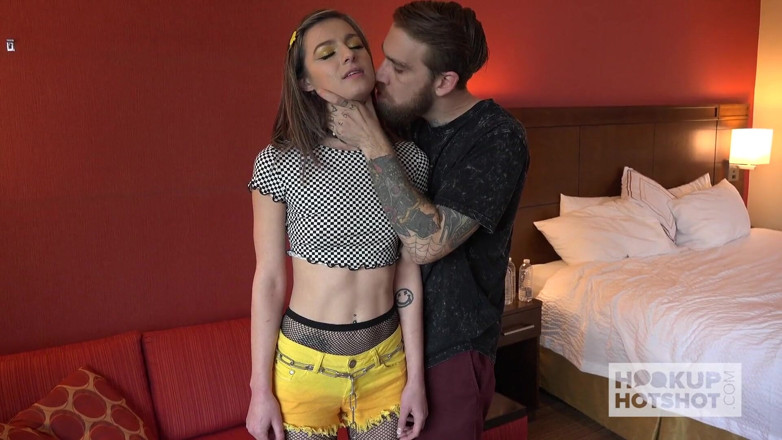 Hookup Hotshot: Avery Moon zostaje ostro wyruchana przez podłączenie online
