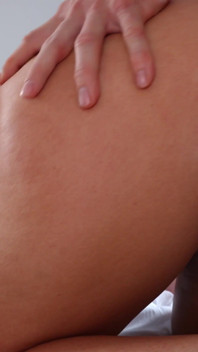 Erwischt bei betrügender eheschlampe, ließ ihren cuckold-ehemann zuschauen und macht mit beim harten ficken mit ihrem liebhaber!