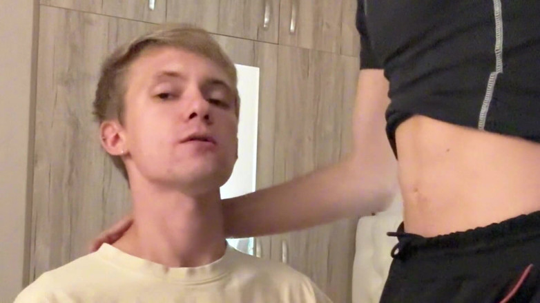 Max Gen: Guy proeft de grote van zijn stiefbroer en slikt de...