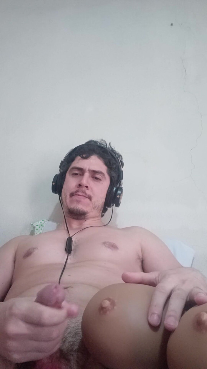 Tabasco Jake: Un bărbat frumos jenat vine în ejaculări groase pe țâțe mari