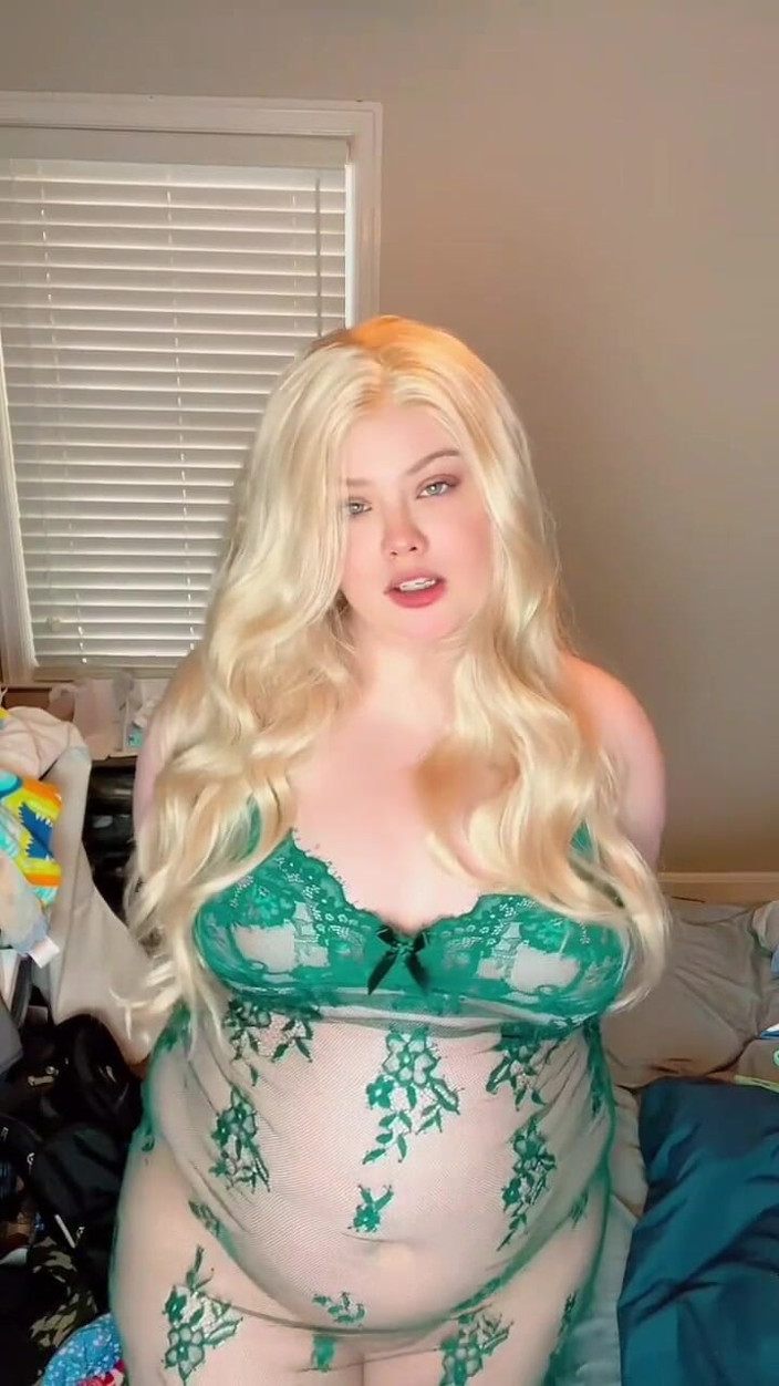 Youdreamgirl123: Domme stiefmoeder spuit op je