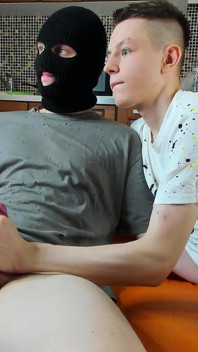 Sehr aggressives wichsen macht alex's schwanz hart