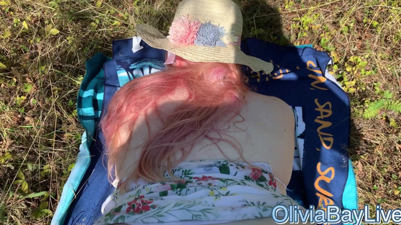 Olivia Bay: Ein mädchen beim sonnenbaden mit riesigen titten beobachten! Sie will...