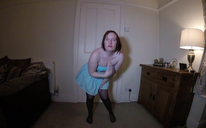 Horny vixen: Vợ khiêu vũ trong váy ngắn và boob tube