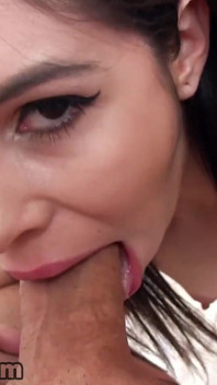 Si rambut coklat 18 tahun Taylor Reed pov blowjob deepthroat dan menelan mani