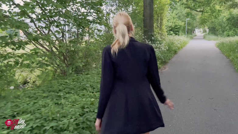 Miley Weasel: Salope blonde ! Un quickie tout juste hors de la route !